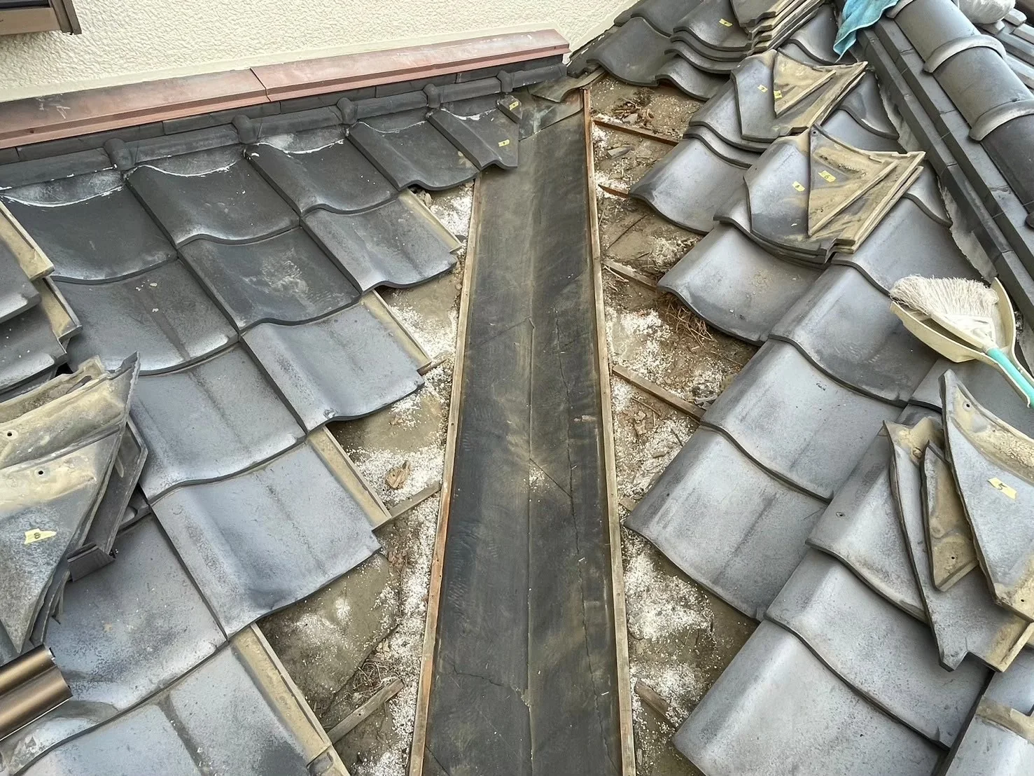周辺瓦を外して谷樋を確認する施工中の屋根